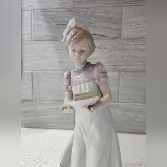 Vintage Lladro Happy Birthday Girl Figurine - Picture 3 of 5
